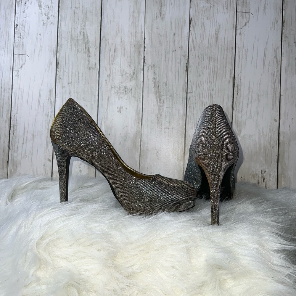 Fioni Night Gold Shimmer Pump Heels Size 7